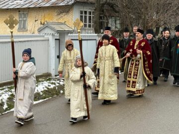 Slujbe de sfințire a apei de Bobotează la Bosanci, în jurul altarelor de gheață ridicate de pompierii voluntari