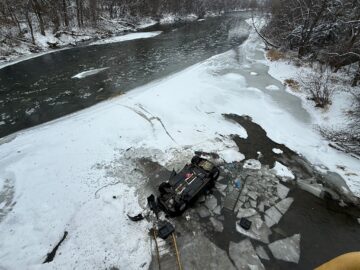 Doi dintre copiii din mașina răsturnată în râul Bistrița sunt în stare gravă. Mama lor are și ea leziuni importante