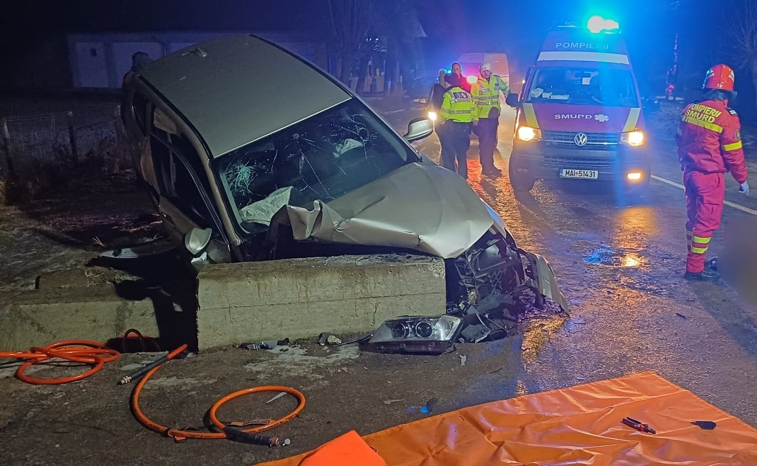 Patru tineri au ajuns la spital după ce mașina cu care circulau a intrat într-un cap de pod