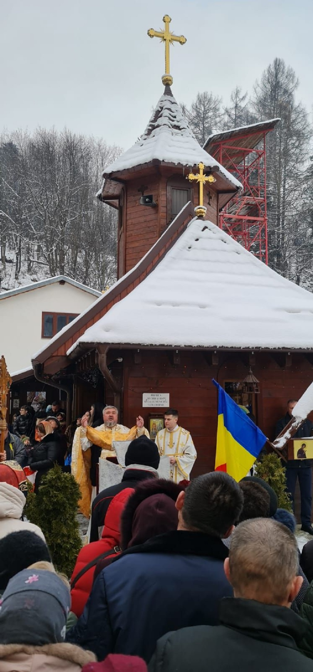 Rugi fierbinți la bisericile din Vatra Dornei pentru soția și copiii preotului Ioan Cozma, grav răniți într-un accident rutier