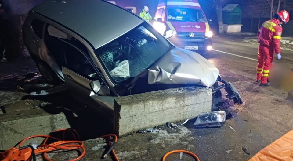 Patru tineri au ajuns la spital după ce mașina cu care circulau a intrat într-un cap de pod
