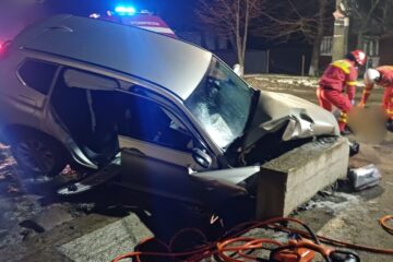 Patru tineri au ajuns la spital după ce mașina cu care circulau a intrat într-un cap de pod