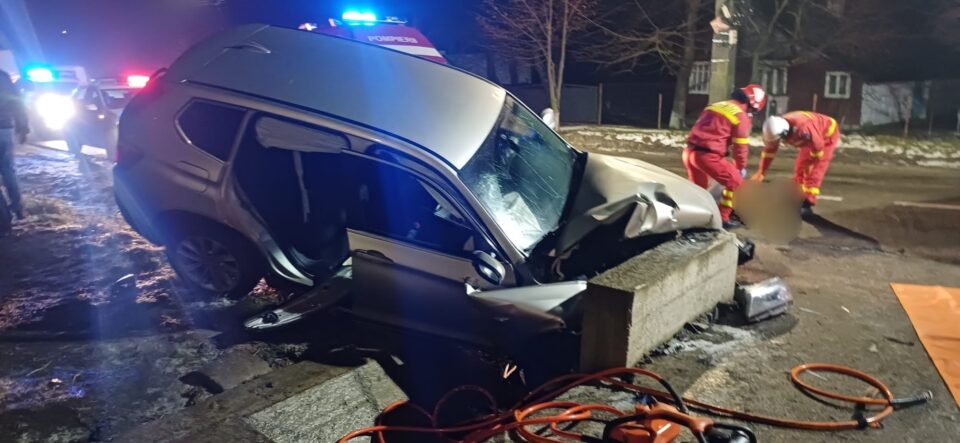 Patru tineri au ajuns la spital după ce mașina cu care circulau a intrat într-un cap de pod
