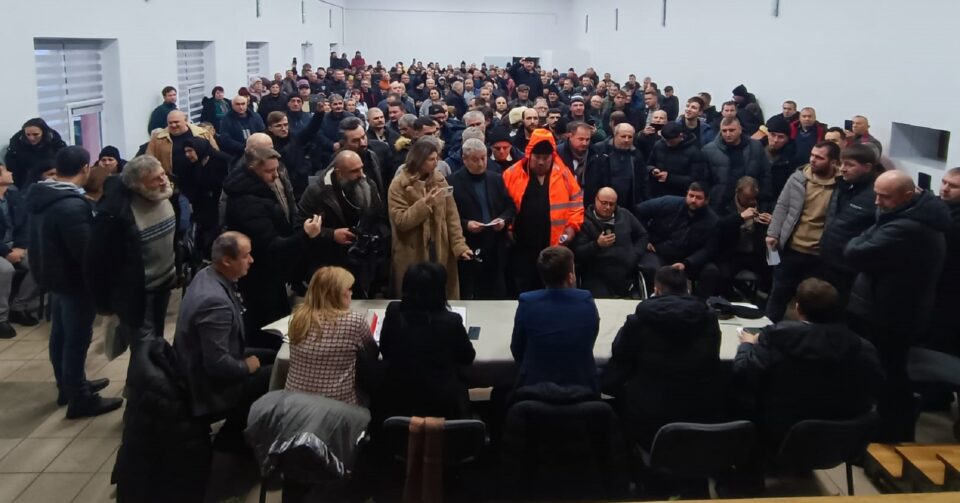 Peste 300 de oameni nemulțumiți au cerut în cor demisia primarului din Salcea într-o ședință tensionată unde s-a discutat valoarea taxei de salubrizare