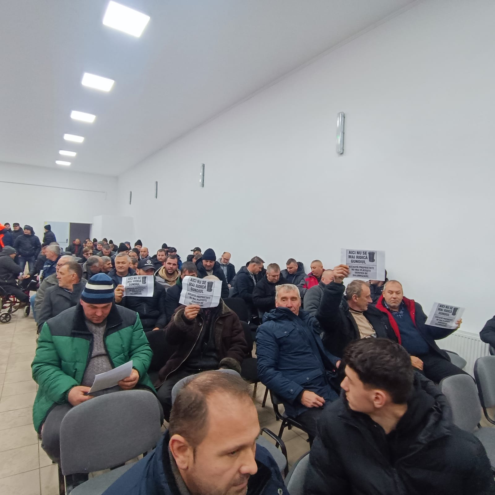 Peste 300 de oameni nemulțumiți au cerut în cor demisia primarului din Salcea într-o ședință tensionată unde s-a discutat valoarea taxei de salubrizare