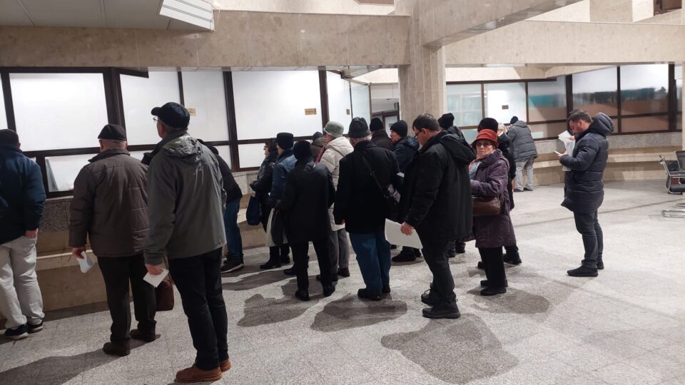 Peste 1.000 de locuitori ai municipiului Suceava au achitat dările la bugetul local, în prima zi de plată a taxelor și impozitelor Peste 1.000 de locuitori ai municipiului Suceava au achitat dările la bugetul local, în prima zi de plată a taxelor și impozitelor