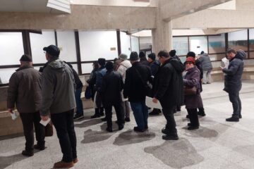 Peste 1.000 de locuitori ai municipiului Suceava au achitat dările la bugetul local, în prima zi de plată a taxelor și impozitelor Peste 1.000 de locuitori ai municipiului Suceava au achitat dările la bugetul local, în prima zi de plată a taxelor și impozitelor