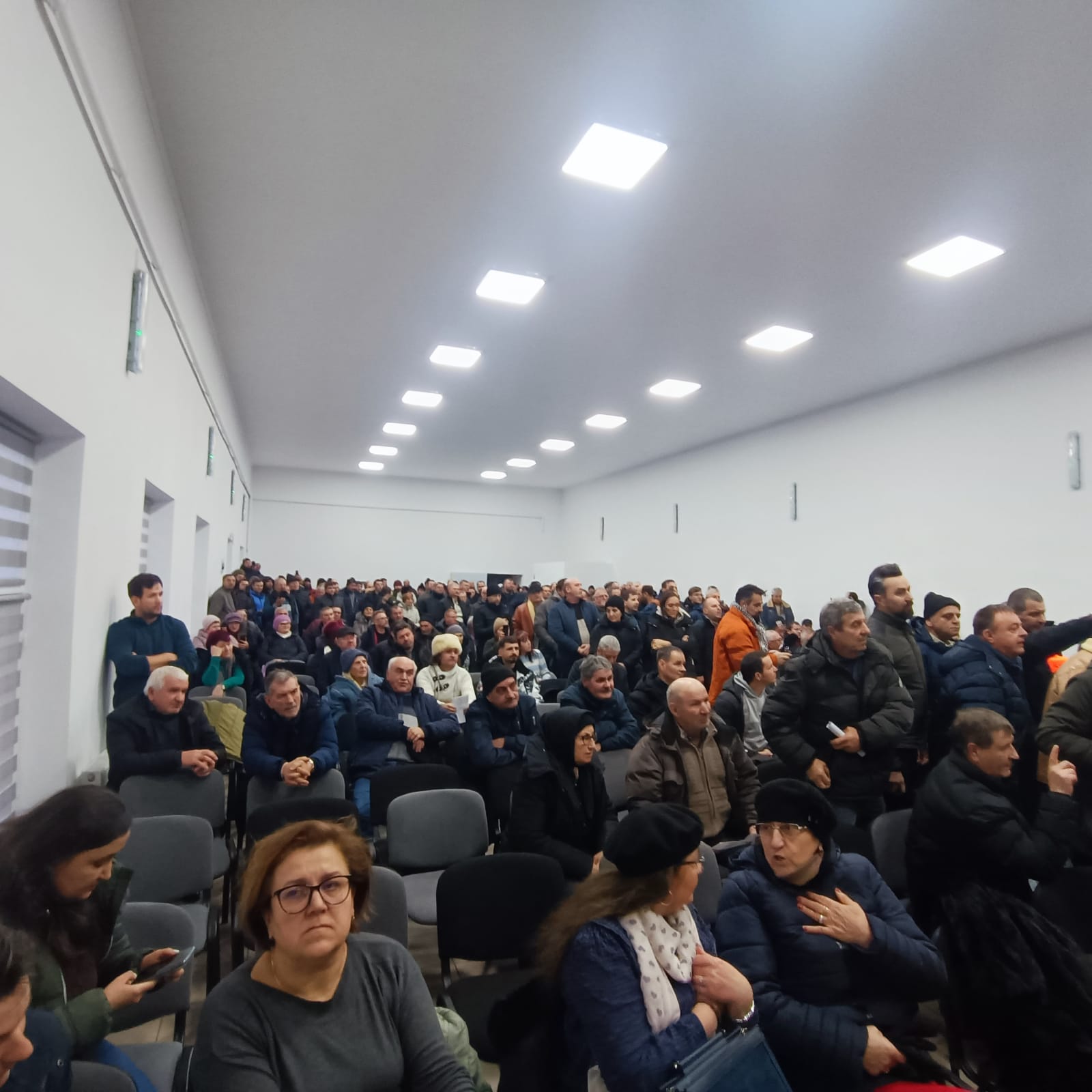 Peste 300 de oameni nemulțumiți au cerut în cor demisia primarului din Salcea într-o ședință tensionată unde s-a discutat valoarea taxei de salubrizare