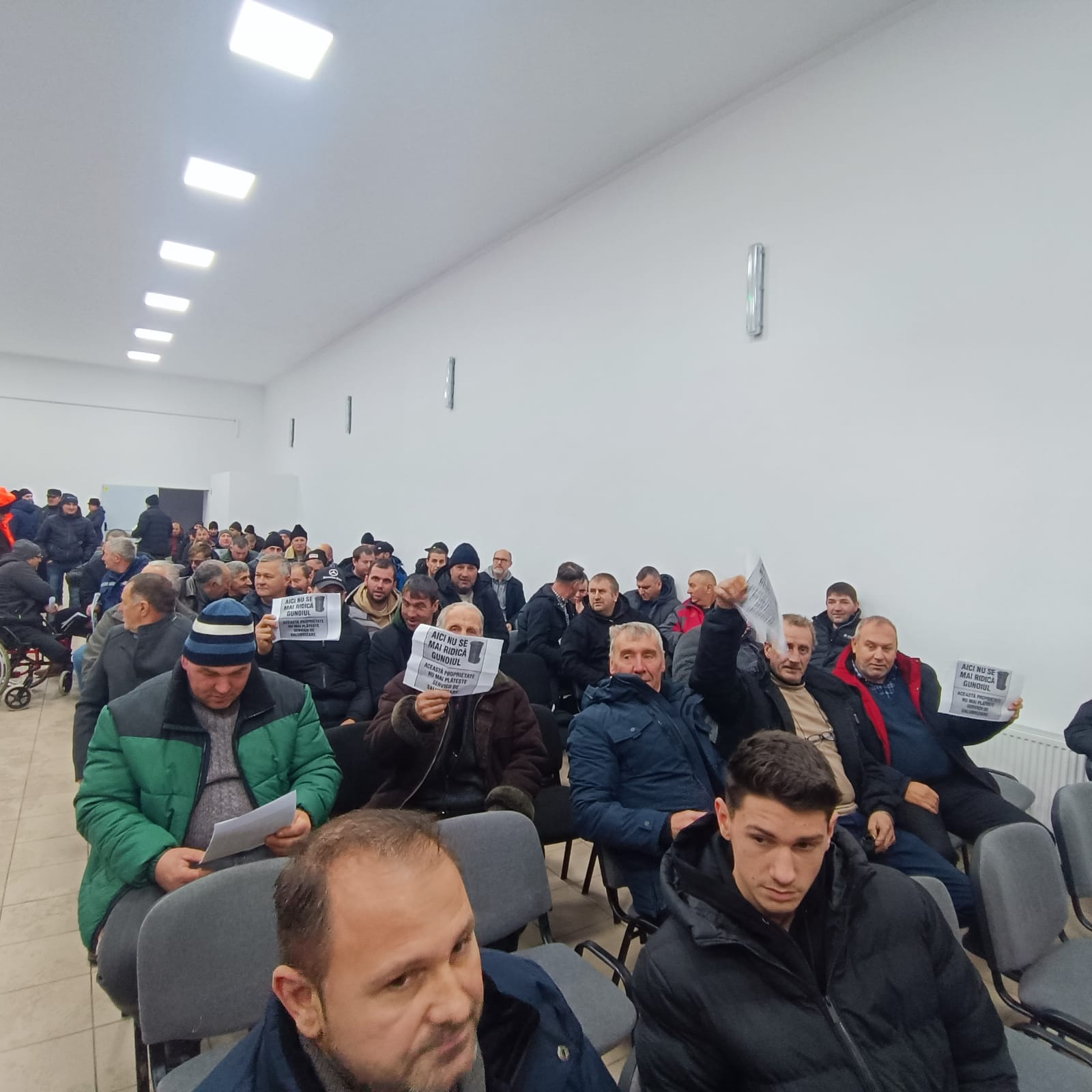 Peste 300 de oameni nemulțumiți au cerut în cor demisia primarului din Salcea într-o ședință tensionată unde s-a discutat valoarea taxei de salubrizare