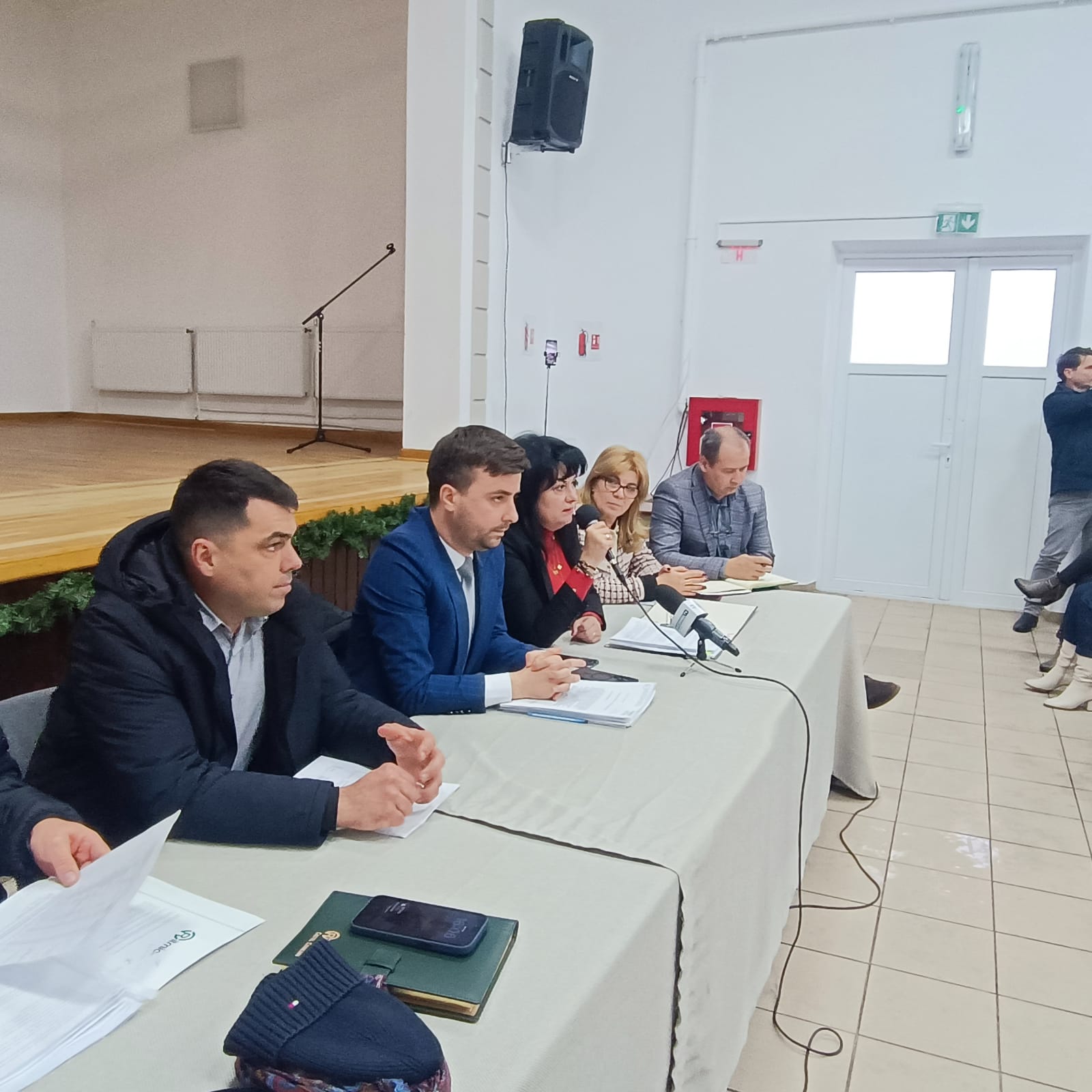 Peste 300 de oameni nemulțumiți au cerut în cor demisia primarului din Salcea într-o ședință tensionată unde s-a discutat valoarea taxei de salubrizare