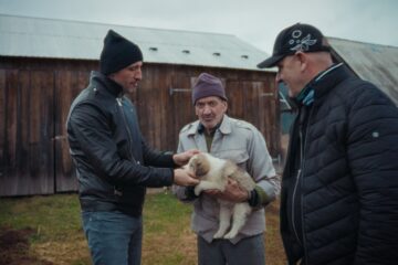 Omul de afaceri Ștefan Mandachi a scos din lanț câinii din satul sucevean Catrinari Omul de afaceri Ștefan Mandachi a scos din lanț câinii din satul sucevean Catrinari