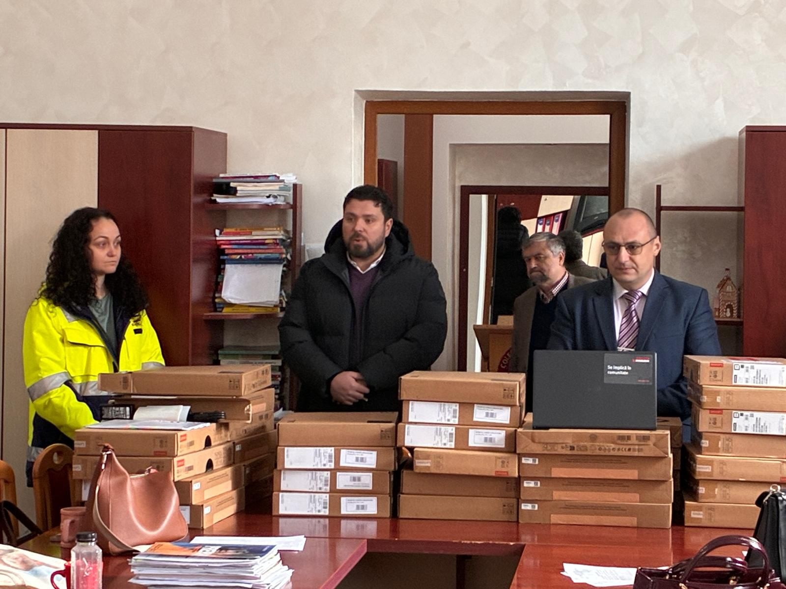 Profesorii diriginți de la Colegiul „Hurmuzachi” au primit câte un laptop din partea Egger