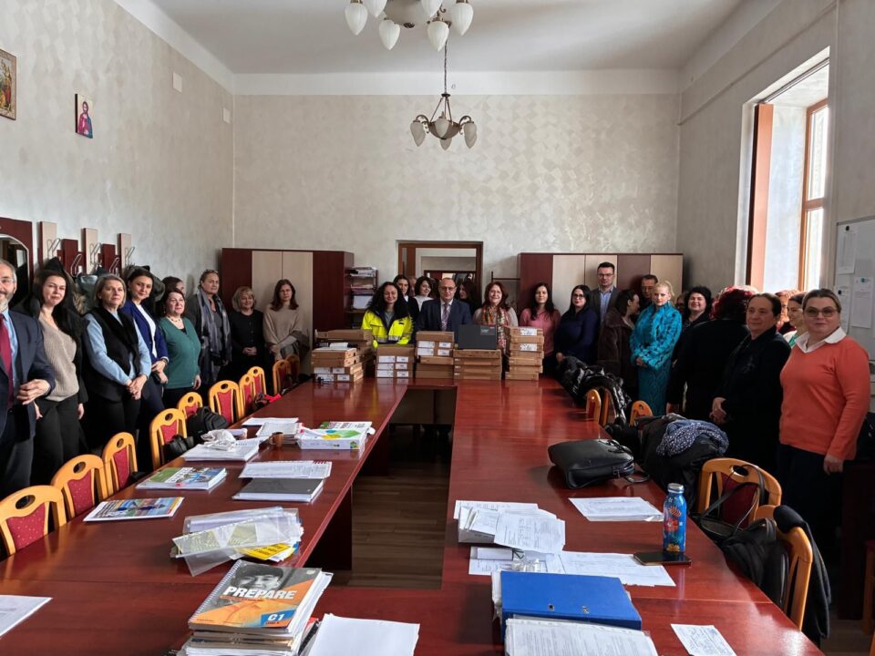 Profesorii diriginți de la Colegiul „Hurmuzachi” au primit câte un laptop din partea Egger Profesorii diriginți de la Colegiul „Hurmuzachi” au primit câte un laptop din partea Egger