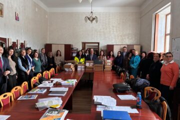 Profesorii diriginți de la Colegiul „Hurmuzachi” au primit câte un laptop din partea Egger