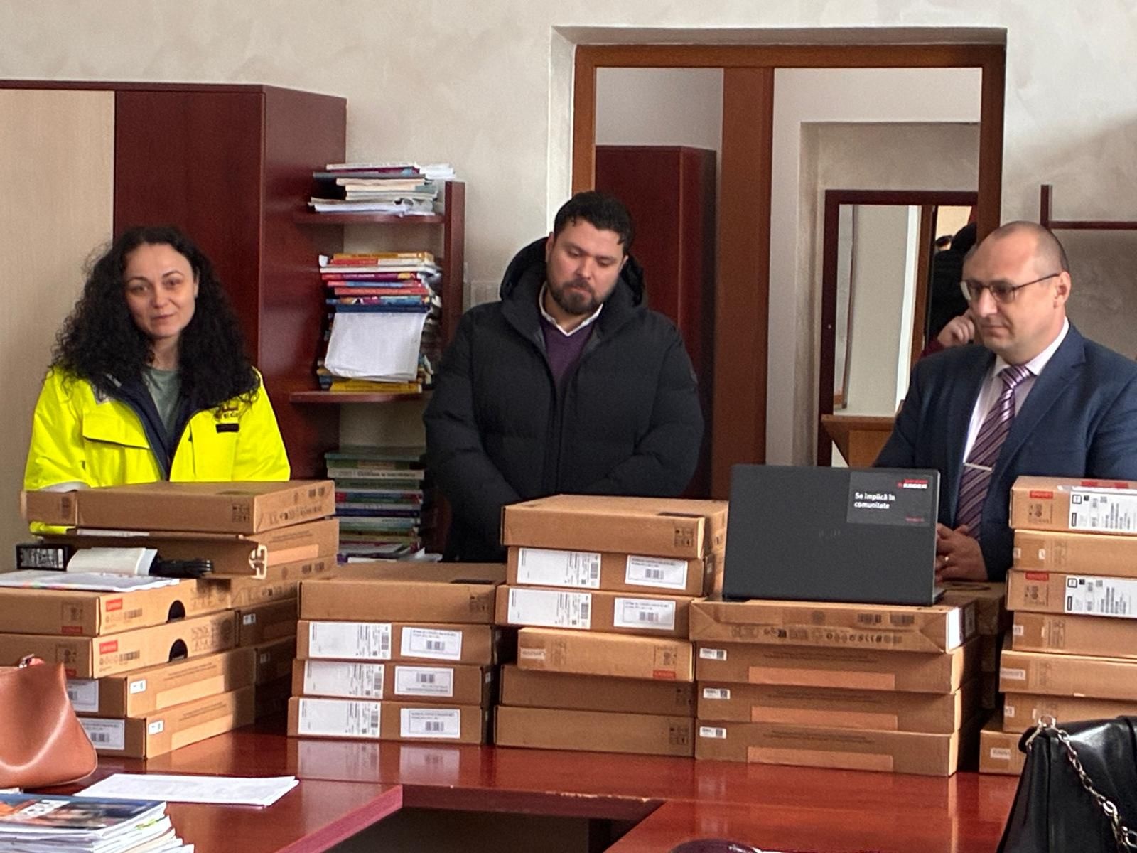 Profesorii diriginți de la Colegiul „Hurmuzachi” au primit câte un laptop din partea Egger