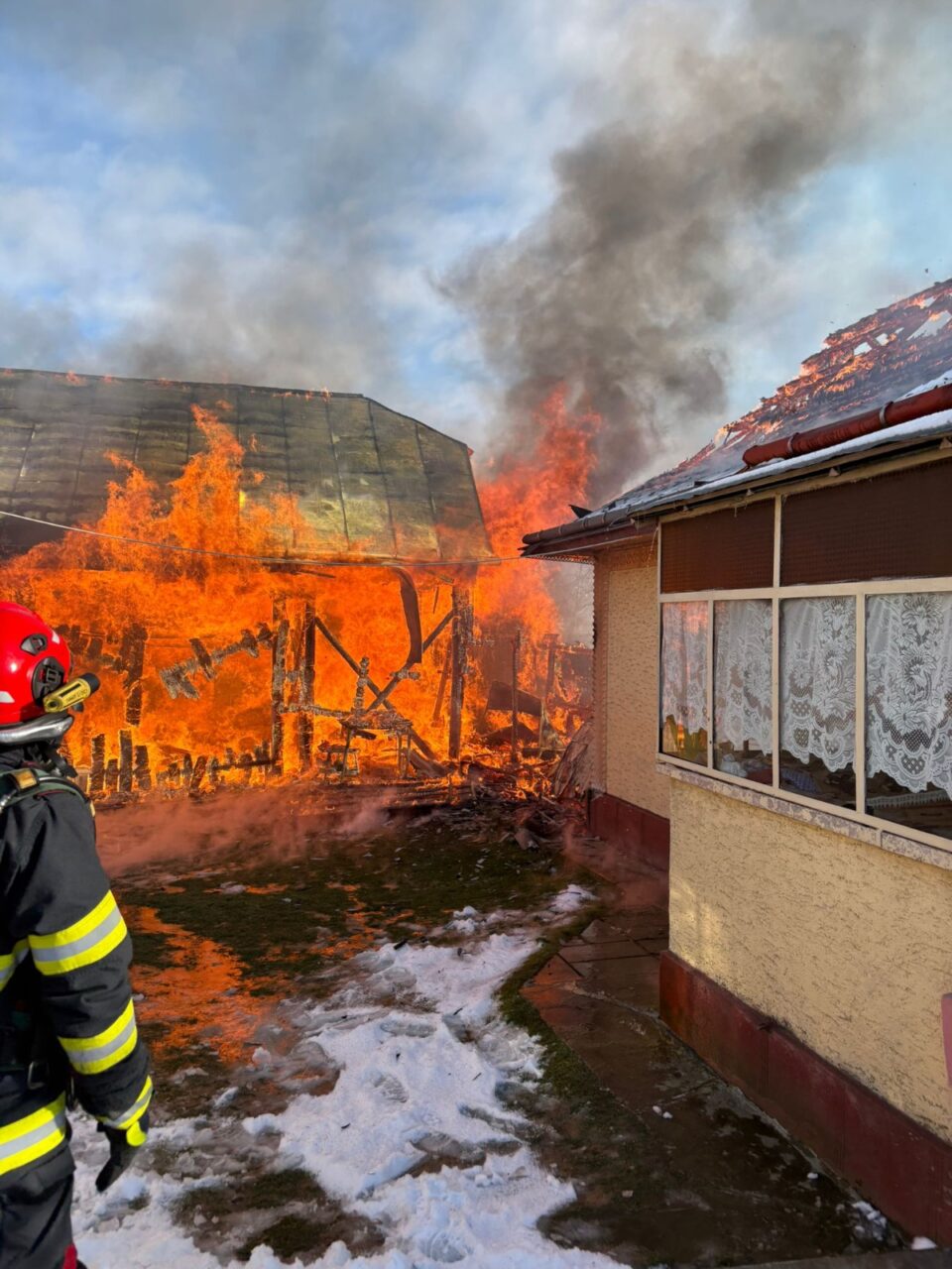 Un incendiu de la un burlan supraîncălzit a făcut pagube mari pe o proprietate cu două case și anexe, toate corp comun Un incendiu de la un burlan supraîncălzit a făcut pagube mari pe o proprietate cu două case și anexe, toate corp comun