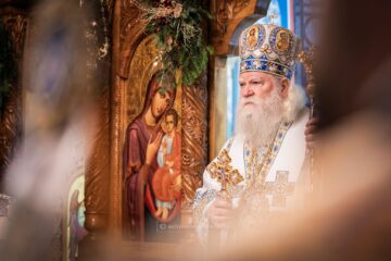 IPS Calinic i-a transmis primarului Bogdan Loghin că „Biserica nu răspunde la presiuni, fie ele și voalate, și nu se lasă implicată într-un registru al avertismentelor, rămânând statornică în adevăr”