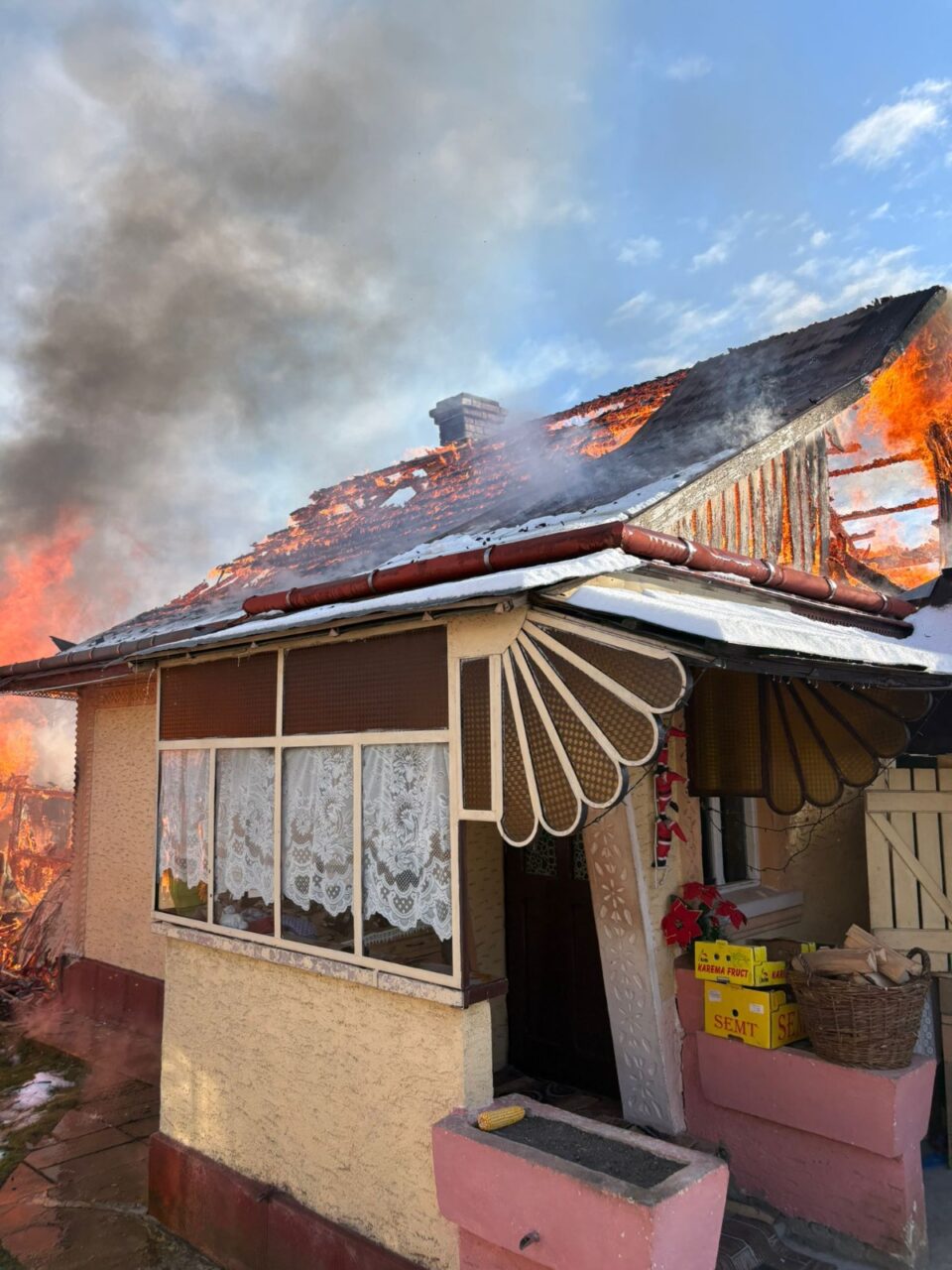 Un incendiu de la un burlan supraîncălzit a făcut pagube mari pe o proprietate cu două case și anexe, toate corp comun