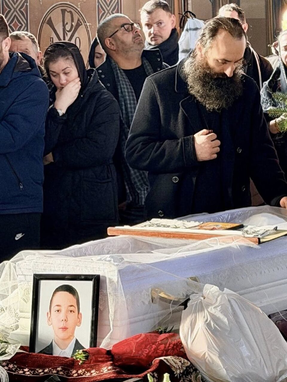 Matei, băiatul decedat în accidentul de la Vatra Dornei, condus pe ultimul drum de tatăl preot. Mama și cei cinci copii sunt în continuare în spital