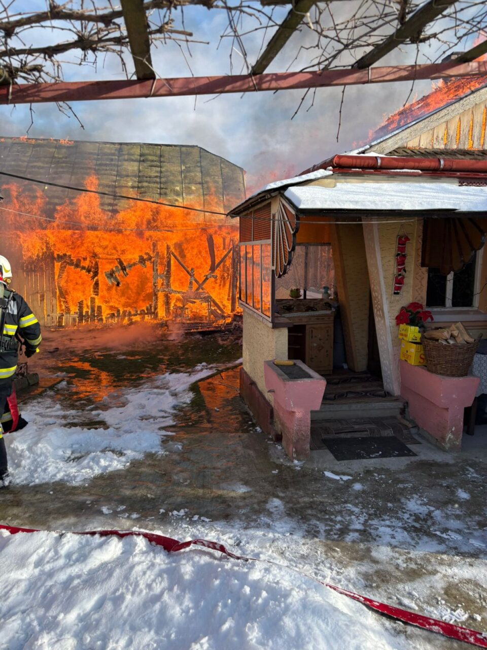 Un incendiu de la un burlan supraîncălzit a făcut pagube mari pe o proprietate cu două case și anexe, toate corp comun