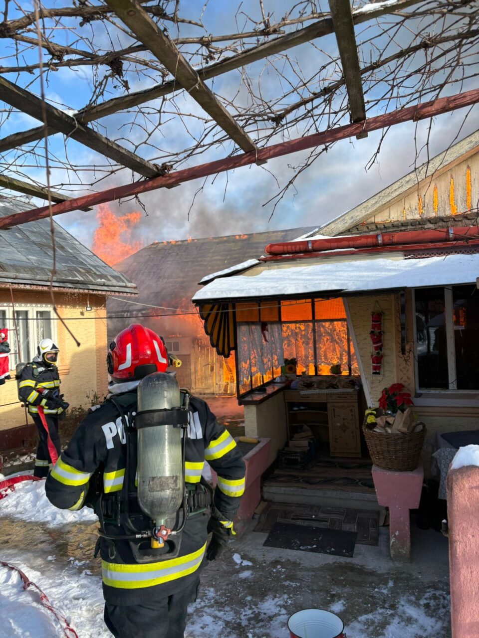 Un incendiu de la un burlan supraîncălzit a făcut pagube mari pe o proprietate cu două case și anexe, toate corp comun
