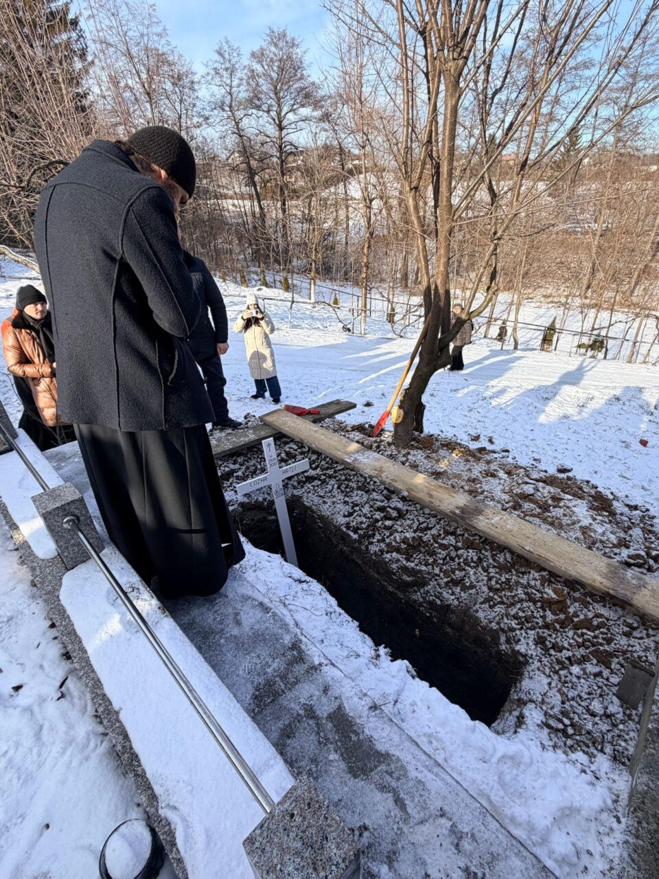 Matei, băiatul decedat în accidentul de la Vatra Dornei, condus pe ultimul drum de tatăl preot. Mama și cei cinci copii sunt în continuare în spital