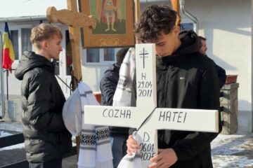 Matei, băiatul decedat în accidentul de la Vatra Dornei, condus pe ultimul drum de tatăl preot. Mama și cei cinci copii sunt în continuare în spital