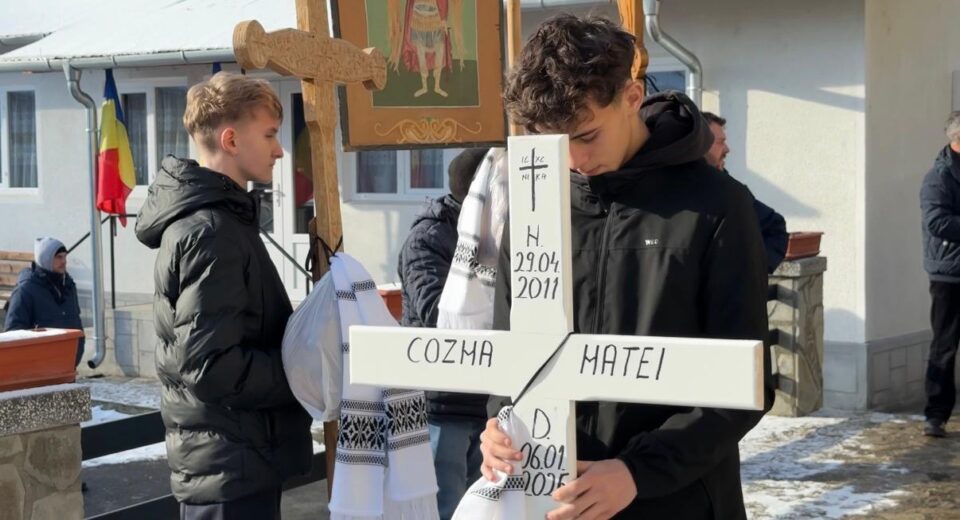 Matei, băiatul decedat în accidentul de la Vatra Dornei, condus pe ultimul drum de tatăl preot. Mama și cei cinci copii sunt în continuare în spital