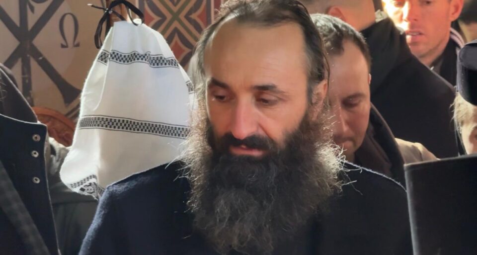 Matei, băiatul decedat în accidentul de la Vatra Dornei, condus pe ultimul drum de tatăl preot. Mama și cei cinci copii sunt în continuare în spital