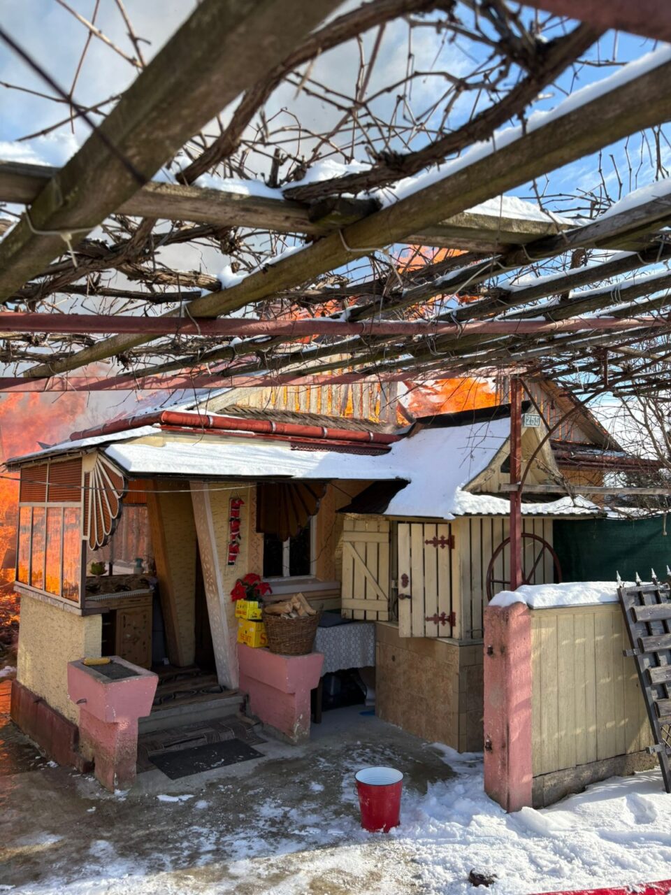 Un incendiu de la un burlan supraîncălzit a făcut pagube mari pe o proprietate cu două case și anexe, toate corp comun