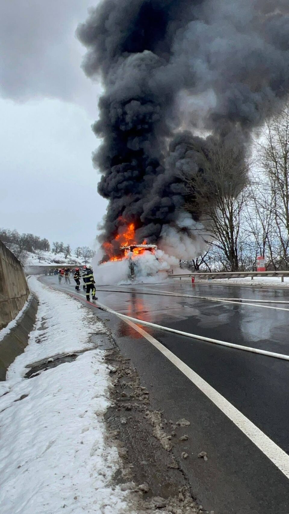 Un autocar plin cu suceveni care mergeau la muncă în Germania a ars violent: ”Dumnezeu a fost cu noi”