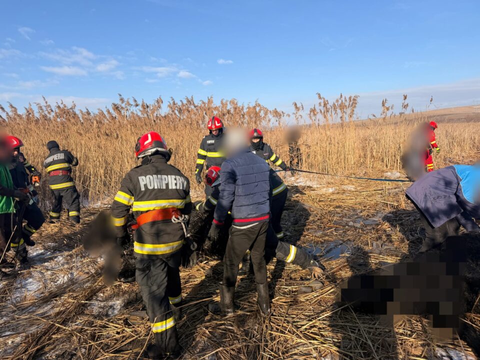 Intervenție grea a pompierilor pentru salvarea a 23 de bovine, captive într-un iaz