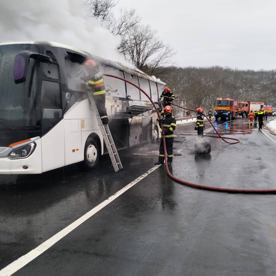 Un autocar plin cu suceveni care mergeau la muncă în Germania a ars violent: ”Dumnezeu a fost cu noi”