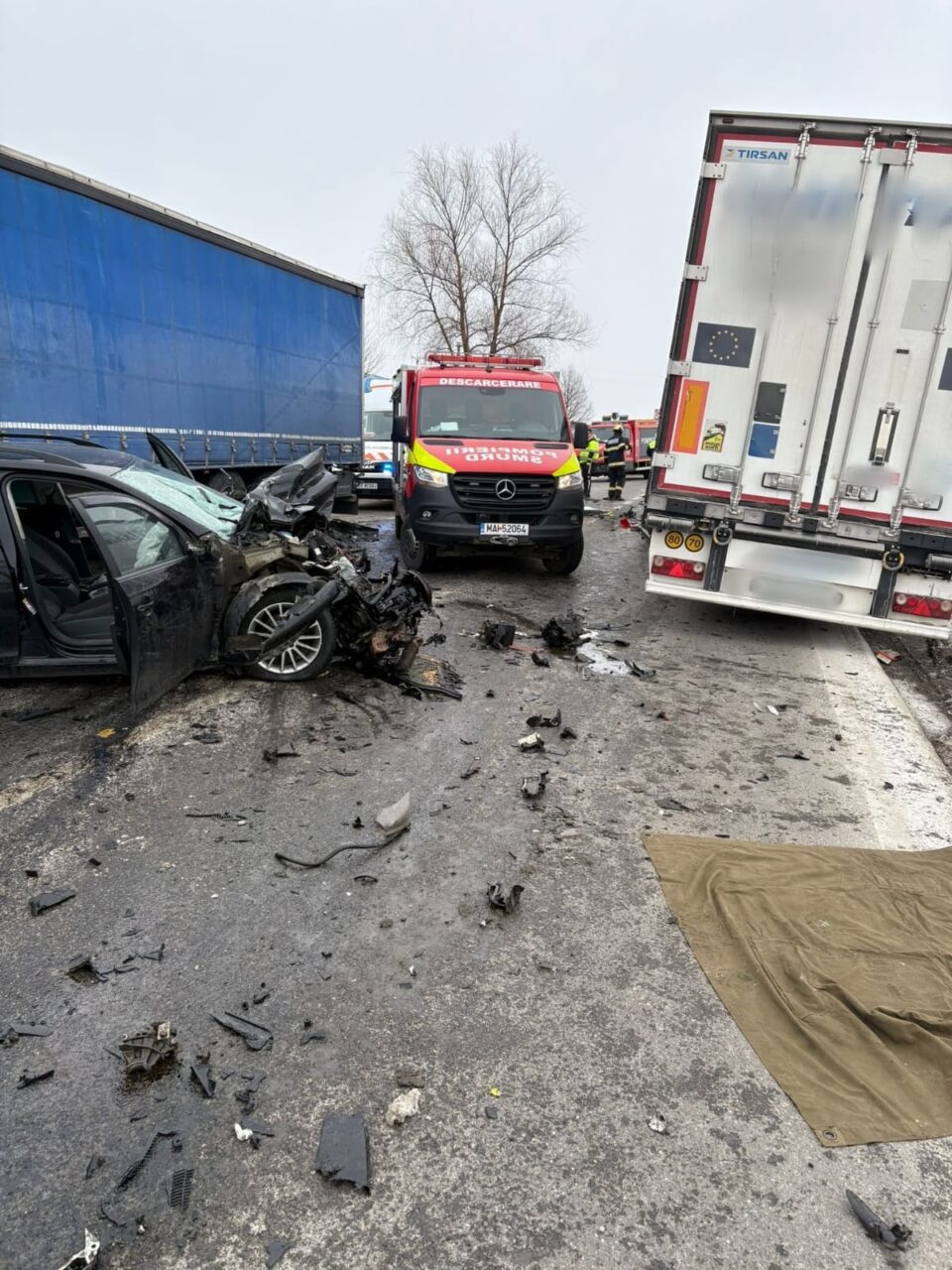 Accident cu două tiruri, un microbuz și un autoturism la Dărmănești