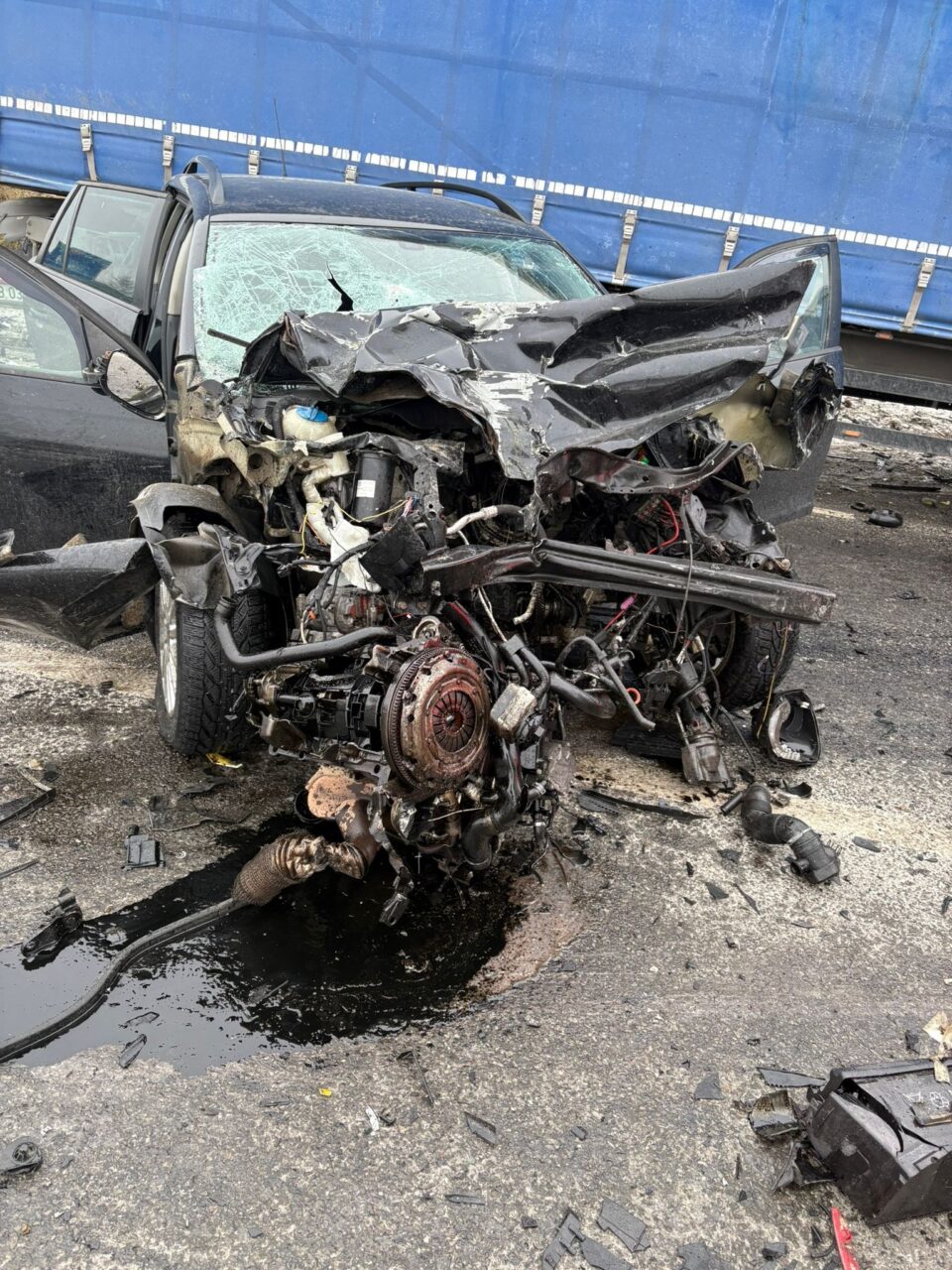 Accident cu două tiruri, un microbuz și un autoturism la Dărmănești