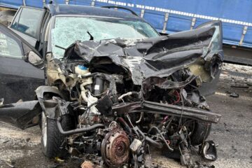 Accident cu două tiruri, un microbuz și un autoturism la Dărmănești