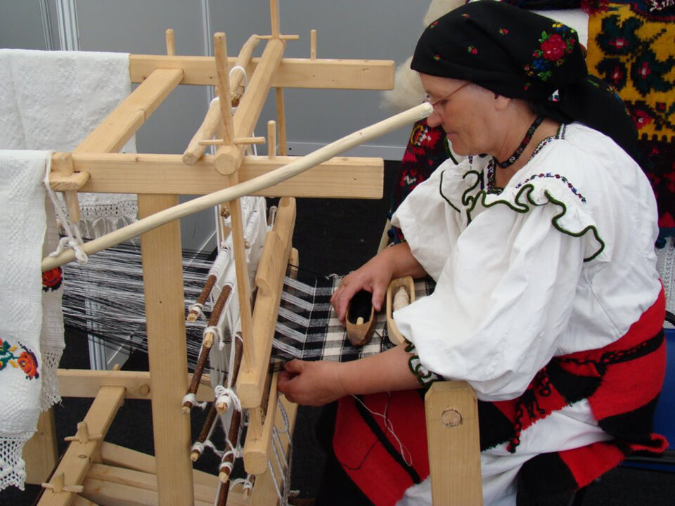 „Şcoală practică de ţesătorie”