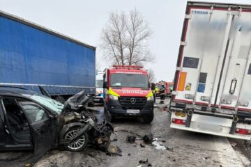 Cumplit accident de circulație după ce șoferul unui microbuz a lovit un autoturism pe care l-a aruncat în fața unui tir