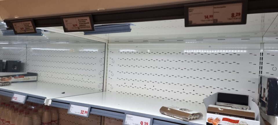 Rafturi goale la sectoarele cu ouă în magazine mari din Suceava. Ouă puține și foarte scumpe la piață
