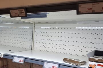 Rafturi goale la sectoarele cu ouă în magazine mari din Suceava. Ouă puține și foarte scumpe la piață