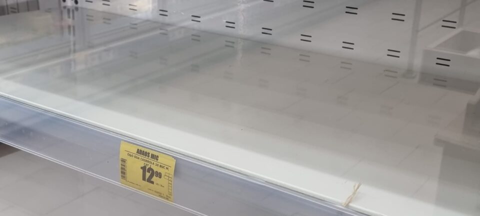 Rafturi goale la sectoarele cu ouă în magazine mari din Suceava. Ouă puține și foarte scumpe la piață