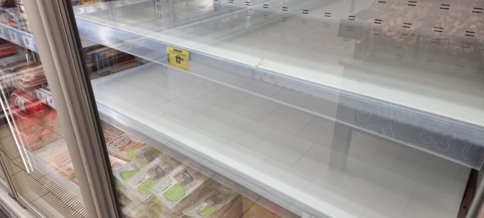 Rafturi goale la sectoarele cu ouă în magazine mari din Suceava. Ouă puține și foarte scumpe la piață
