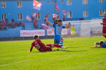 Mijlocașul Radu Ungurianu rămâne optimist după ce a suferit a doua ruptură a ligamentelor încrucișatLa reunirea lotului Cetății, produsă luni, a fost prezent și mijlocașul Radu Ungurianu. Fotbalistul în vârstă de 29 de ani n-a participat însă la ședința de pregătire condusă de Petre Grigoraș din cauza unei grave accidentări. Ungurianu a părăsit terenul pe targă în derbiul cu Șoimii Gura Humorului, disputat pe 1 noiembrie, în etapa a XI-a, iar verdictul medicilor a fost unul crunt: ruptura ligamentelor încrucișate de la genunchiul stâng. Ghinion curat pentru Radu, care a suferit aceeași gravă accidentare și în urmă cu 6 ani, pe când evolua pentru Foresta, atunci fiind însă afectat genunchiul drept. „Având experiența accidentării precedente, când am auzit pocnitura n-am avut nici un dubiu că ligamentul e rupt. M-am operat pe 23 decembrie la o clinică din Bacău. Sper ca de această dată perioada de recuperare să fie mai scurtă, pentru că acum, în timpul intervenției chirurgicale, mi-a fost implantat un ligament artificial. Doctorul mi-a zis că operația a decurs bine, genunchiul se prezintă OK, așa că, după o perioadă de cădere, moralul mi-a revenit din nou la cote înalte. Sunt încrezător că în patru luni vor fi din nou pe teren”, a declarat Radu Ungurianu. Mijlocașul Radu Ungurianu rămâne optimist după ce a suferit a doua ruptură a ligamentelor încrucișatLa reunirea lotului Cetății, produsă luni, a fost prezent și mijlocașul Radu Ungurianu. Fotbalistul în vârstă de 29 de ani n-a participat însă la ședința de pregătire condusă de Petre Grigoraș din cauza unei grave accidentări. Ungurianu a părăsit terenul pe targă în derbiul cu Șoimii Gura Humorului, disputat pe 1 noiembrie, în etapa a XI-a, iar verdictul medicilor a fost unul crunt: ruptura ligamentelor încrucișate de la genunchiul stâng. Ghinion curat pentru Radu, care a suferit aceeași gravă accidentare și în urmă cu 6 ani, pe când evolua pentru Foresta, atunci fiind însă afectat genunchiul drept. „Având experiența accidentării precedente, când am auzit pocnitura n-am avut nici un dubiu că ligamentul e rupt. M-am operat pe 23 decembrie la o clinică din Bacău. Sper ca de această dată perioada de recuperare să fie mai scurtă, pentru că acum, în timpul intervenției chirurgicale, mi-a fost implantat un ligament artificial. Doctorul mi-a zis că operația a decurs bine, genunchiul se prezintă OK, așa că, după o perioadă de cădere, moralul mi-a revenit din nou la cote înalte. Sunt încrezător că în patru luni vor fi din nou pe teren”, a declarat Radu Ungurianu.