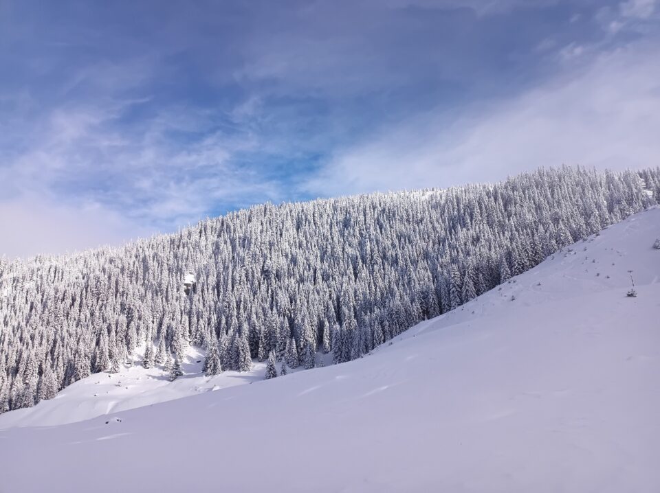 Zăpada la munte ajunge chiar și la doi metri, iar mai multe trasee turistice nu sunt recomandate