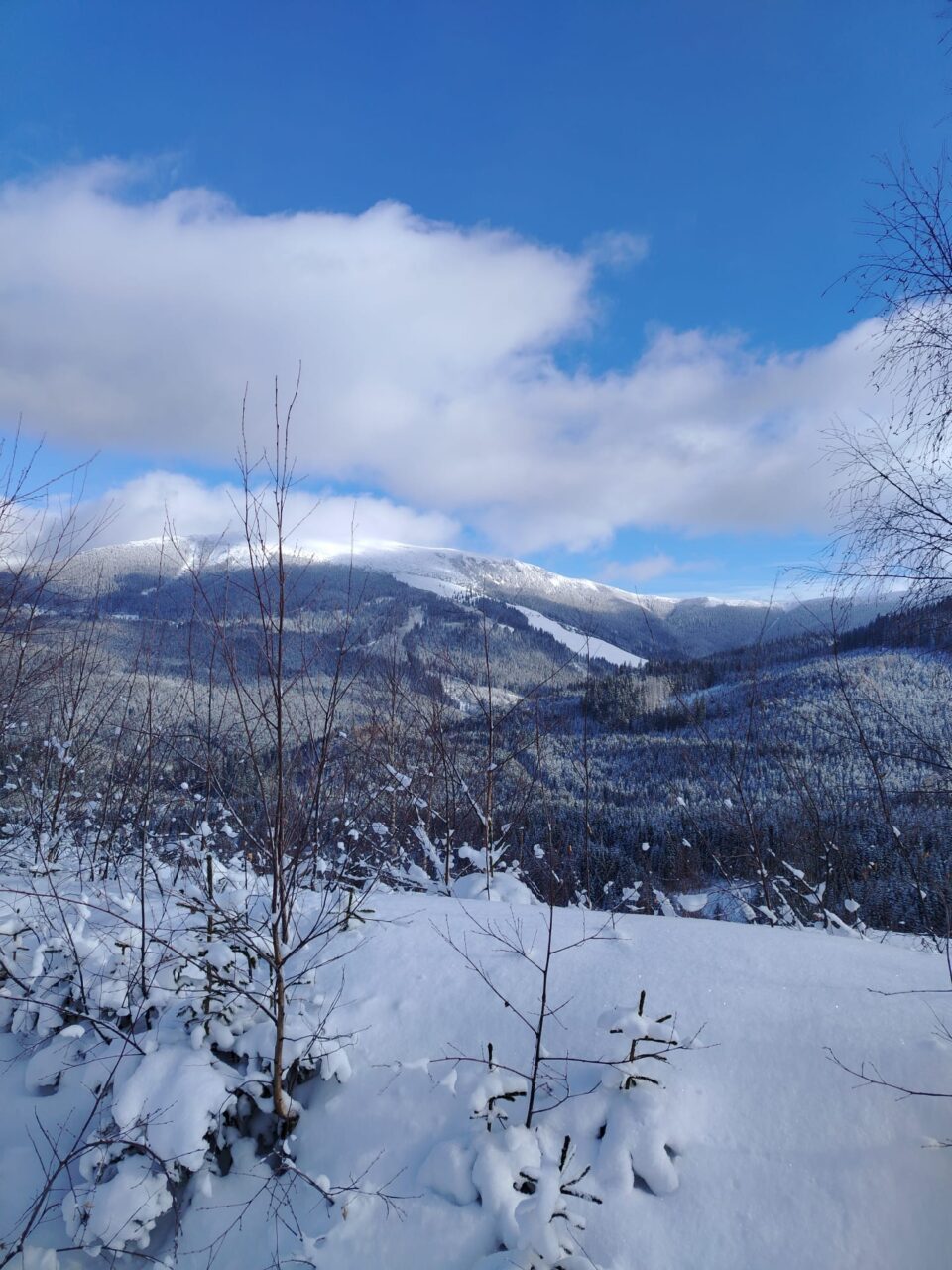 Zăpada la munte ajunge chiar și la doi metri, iar mai multe trasee turistice nu sunt recomandate
