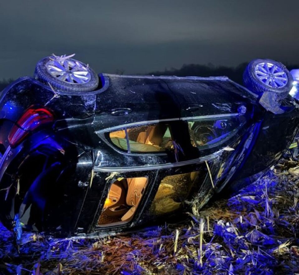 O tânără a scăpat cu viață după ce s-a răsturnat cu un Mercedes, din cauza vitezei