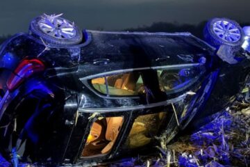 O tânără a scăpat cu viață după ce s-a răsturnat cu un Mercedes, din cauza vitezei