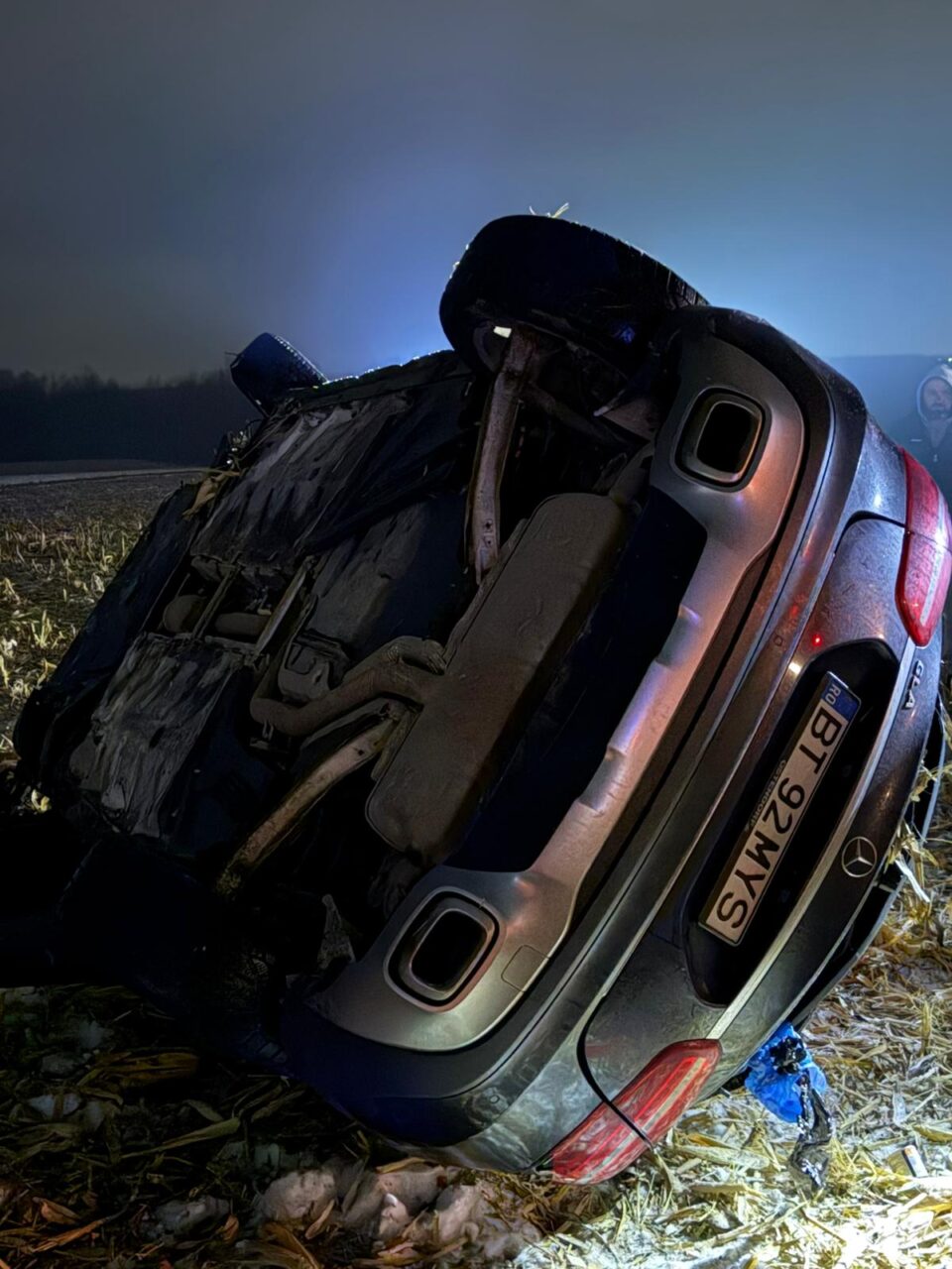 O tânără a scăpat cu viață după ce s-a răsturnat cu un Mercedes, din cauza vitezei