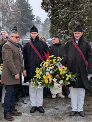 Ziua Culturii Naționale a început în municipiul Suceava cu depunere de coroane de flori și jerbe la statuia lui Mihai Eminescu