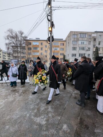 Ziua Culturii Naționale a început în municipiul Suceava cu depunere de coroane de flori și jerbe la statuia lui Mihai Eminescu